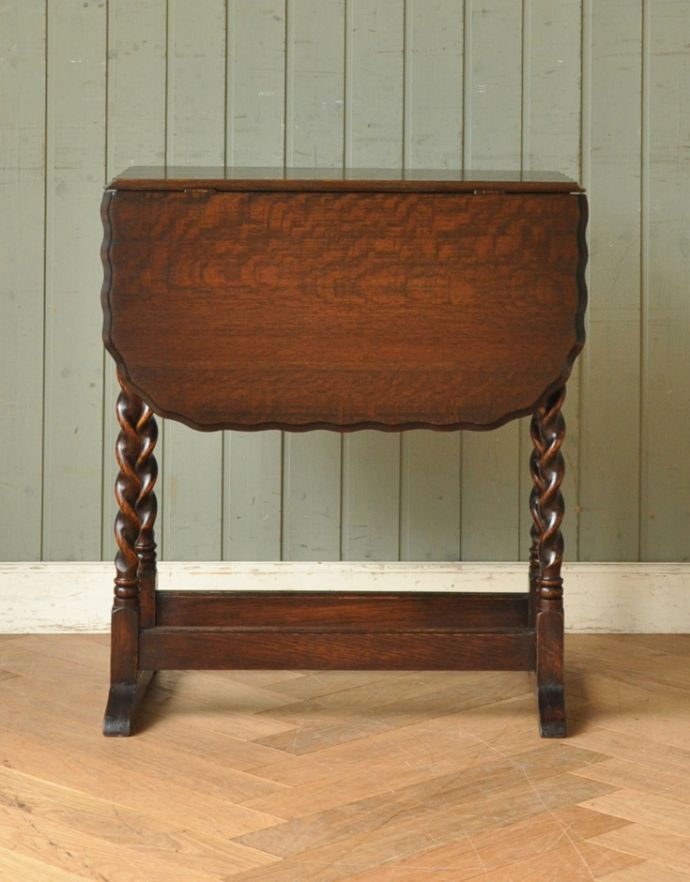 英国クラシックスタイル アンティーク家具 英国のアンティーク家具、伸張式タイプのサイドテーブル。シンプルだけどキレイに見える工夫が感じられるテーブルです。(k-1330-f)