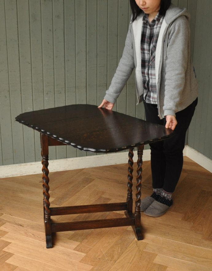 英国クラシックスタイル アンティーク家具 英国のアンティーク家具、伸張式タイプのサイドテーブル。天板はくるっと回して固定するタイプです。(k-1330-f)