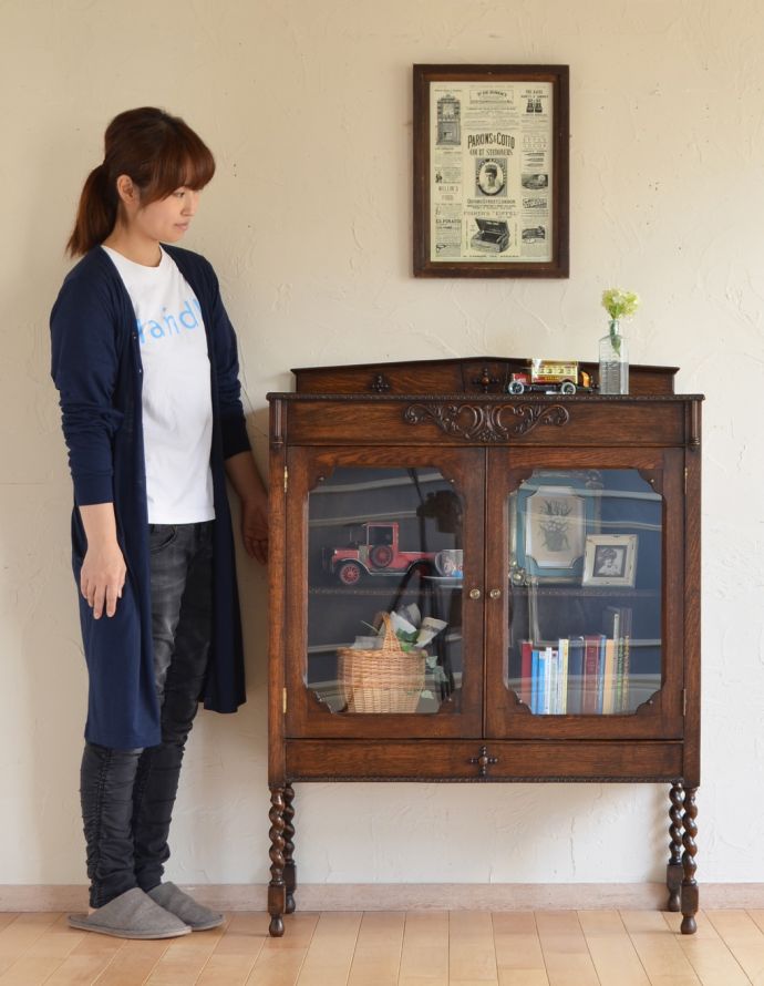 アンティークのキャビネット アンティーク家具 イギリスから届いたアンティーク家具、脚の長い美しいブックケース(本棚)。本棚としてはもちろん、グラスや食器を並べて飾り棚としても素敵ですよ。(k-1331-f)