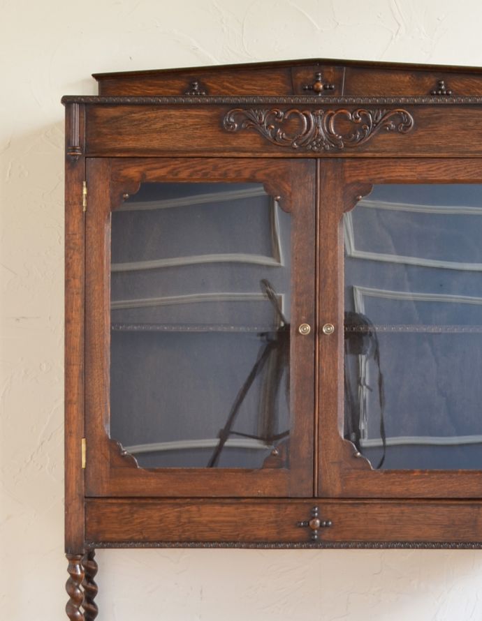 アンティークのキャビネット アンティーク家具 イギリスから届いたアンティーク家具、脚の長い美しいブックケース(本棚)。アンティークのガラスがキレイにはめ込んであります。(k-1331-f)