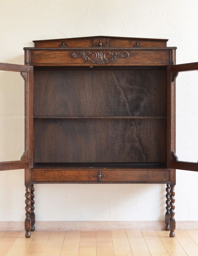 アンティークのキャビネット アンティーク家具 イギリスから届いたアンティーク家具、脚の長い美しいブックケース(本棚)。両開きで出し入れもしやすいですよ。(k-1331-f)