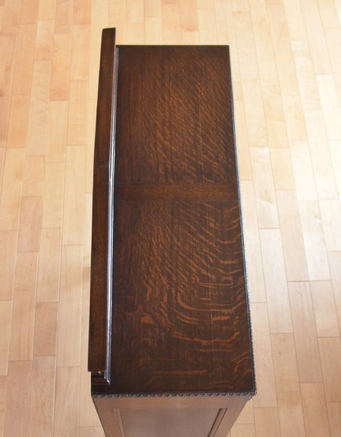 アンティークのキャビネット アンティーク家具 イギリスから届いたアンティーク家具、脚の長い美しいブックケース(本棚)。天板もキレイな状態で仕上げてあります。(k-1331-f)