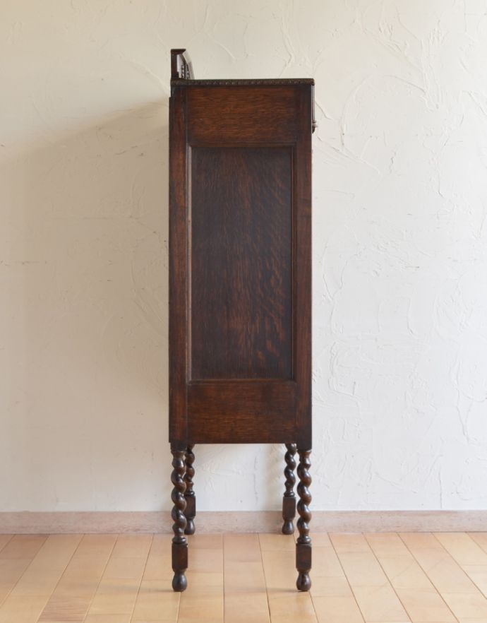 アンティークのキャビネット アンティーク家具 イギリスから届いたアンティーク家具、脚の長い美しいブックケース(本棚)。横から見てもピカピカです。(k-1331-f)