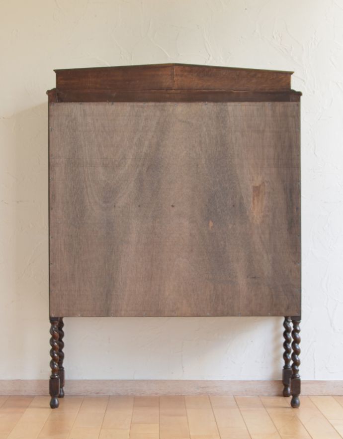 アンティークのキャビネット アンティーク家具 イギリスから届いたアンティーク家具、脚の長い美しいブックケース(本棚)。きちんとメンテナンスしてあるので、裏側もキレイです。(k-1331-f)