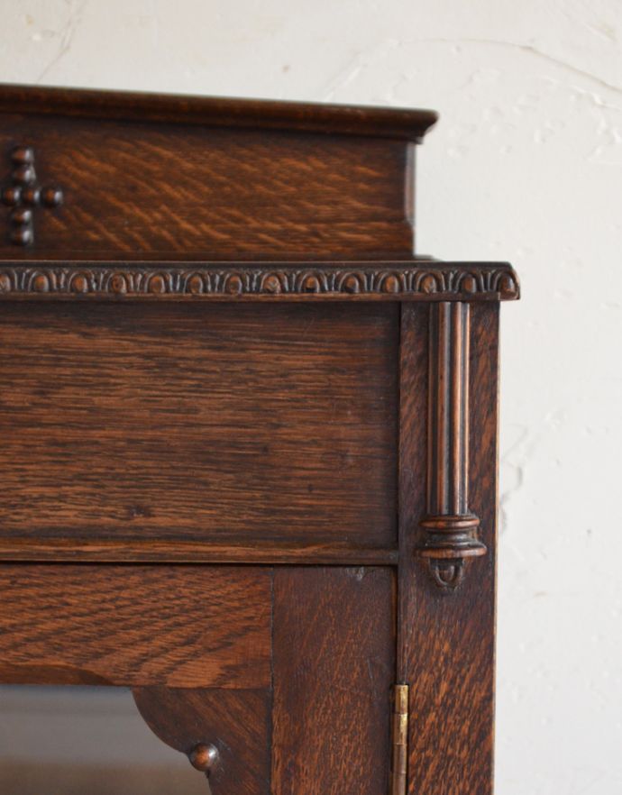 アンティークのキャビネット アンティーク家具 イギリスから届いたアンティーク家具、脚の長い美しいブックケース(本棚)。隅々まで彫が施されています。(k-1331-f)