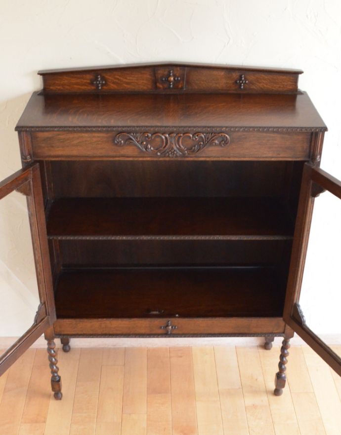 アンティークのキャビネット アンティーク家具 イギリスから届いたアンティーク家具、脚の長い美しいブックケース(本棚)。内側も茶色なので落ち着きがあってかっこいいです。(k-1331-f)