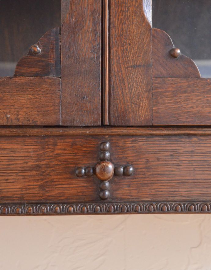 アンティークのキャビネット アンティーク家具 イギリスから届いたアンティーク家具、脚の長い美しいブックケース(本棚)。高級感のある装飾がポイントになっています。(k-1331-f)