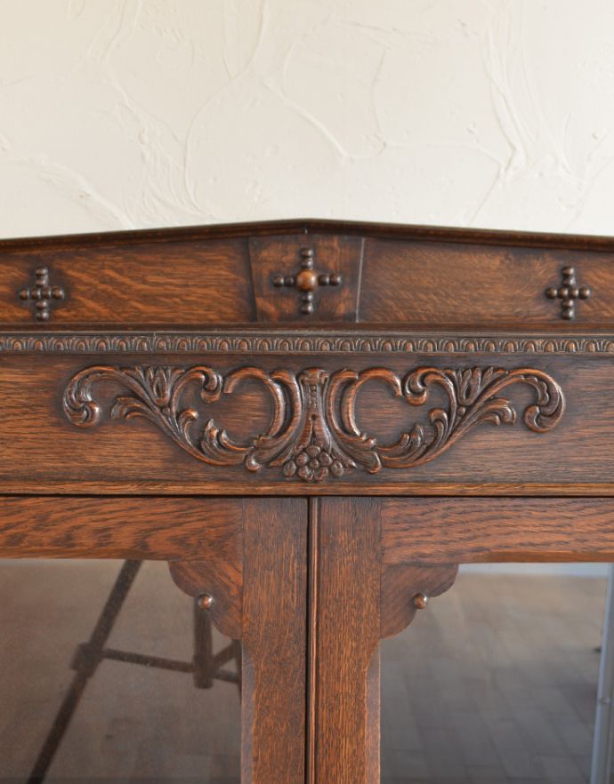 アンティークのキャビネット アンティーク家具 イギリスから届いたアンティーク家具、脚の長い美しいブックケース(本棚)。風格と品がある装飾はリビングはもちろん、和室や書斎、客間にも最適。(k-1331-f)