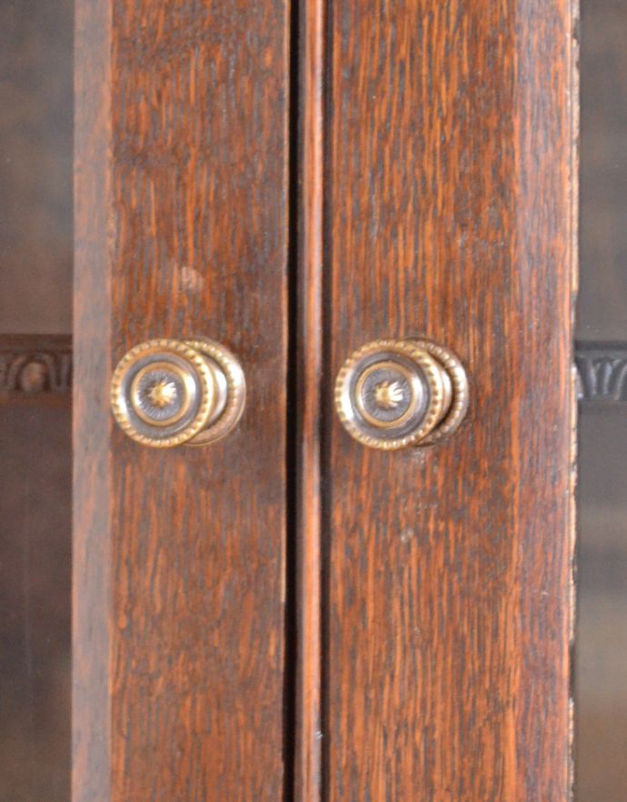 アンティークのキャビネット アンティーク家具 イギリスから届いたアンティーク家具、脚の長い美しいブックケース(本棚)。アンティークの味わいが詰まっている小さな取っ手が付いています。(k-1331-f)