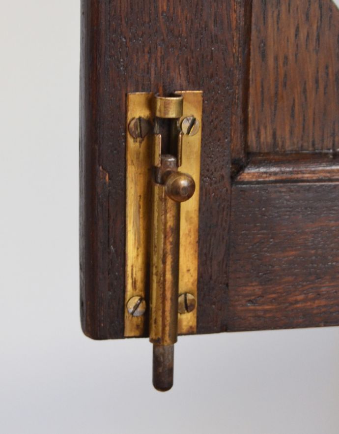 アンティークのキャビネット アンティーク家具 イギリスから届いたアンティーク家具、脚の長い美しいブックケース(本棚)。扉を留めるためのストッパーも当時のものです。(k-1331-f)