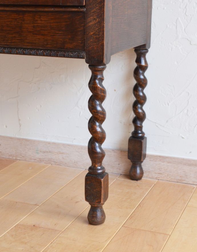 アンティークのキャビネット アンティーク家具 イギリスから届いたアンティーク家具、脚の長い美しいブックケース(本棚)。ツイストの美しい脚です。(k-1331-f)