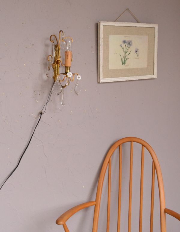 壁付けブラケット 照明・ライティング フランスから到着したアンティーク照明、ガラスドロップ付きの壁付けウオールランプ(E17シャンデリア球付)。シンプルなアーコールチェアと合わせてみました。(k-1331-z)