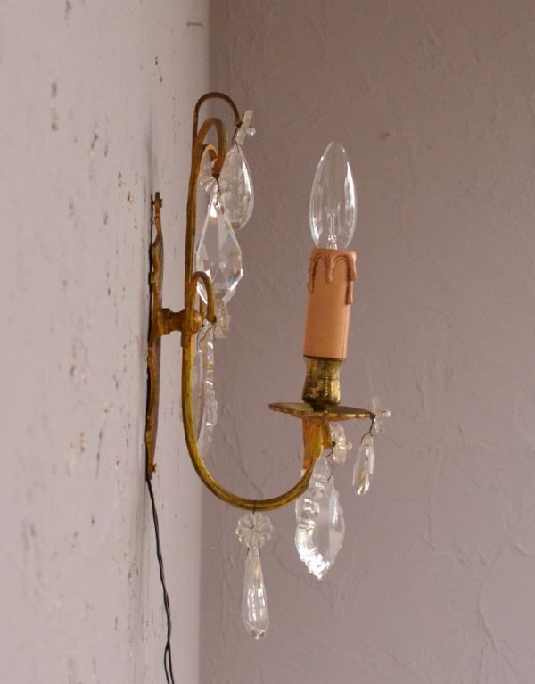壁付けブラケット 照明・ライティング フランスから到着したアンティーク照明、ガラスドロップ付きの壁付けウオールランプ(E17シャンデリア球付)。壁のお洒落を楽しむのにはピッタリな存在感です。(k-1331-z)