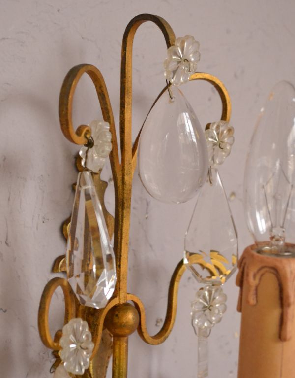 壁付けブラケット 照明・ライティング フランスから到着したアンティーク照明、ガラスドロップ付きの壁付けウオールランプ(E17シャンデリア球付)。ガラスのアクセサリーがキラキラ輝きます。(k-1331-z)