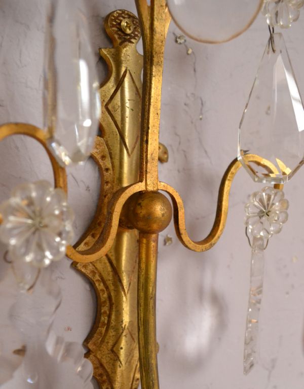 壁付けブラケット 照明・ライティング フランスから到着したアンティーク照明、ガラスドロップ付きの壁付けウオールランプ(E17シャンデリア球付)。明るめのゴールドカラーです。(k-1331-z)