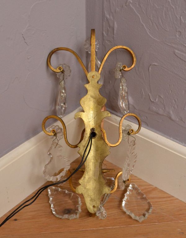 壁付けブラケット 照明・ライティング フランスから到着したアンティーク照明、ガラスドロップ付きの壁付けウオールランプ(E17シャンデリア球付)。※配線に直結するので、電気屋さんによる取り付け工事が必要です。(k-1331-z)