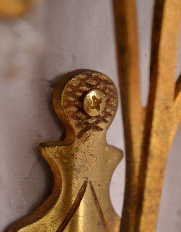 壁付けブラケット 照明・ライティング フランスから到着したアンティーク照明、ガラスドロップ付きの壁付けウオールランプ(E17シャンデリア球付)。ビス用の穴が開いています。(k-1331-z)