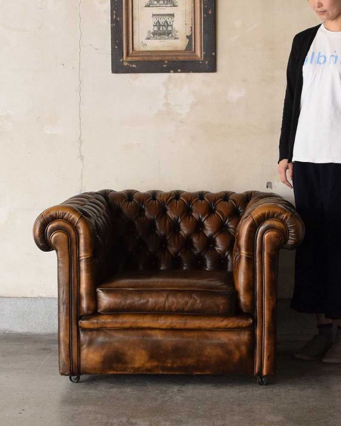 チェスターフィールド アンティーク チェア ひとり掛けのオシャレなソファ、アンティークのイギリス家具(チェスターフィールド)。何時間でも座っていたくなるのがウィングバックチェアの醍醐味!飽きのこない優れたデザイン性にも注目です。(k-1332-c)