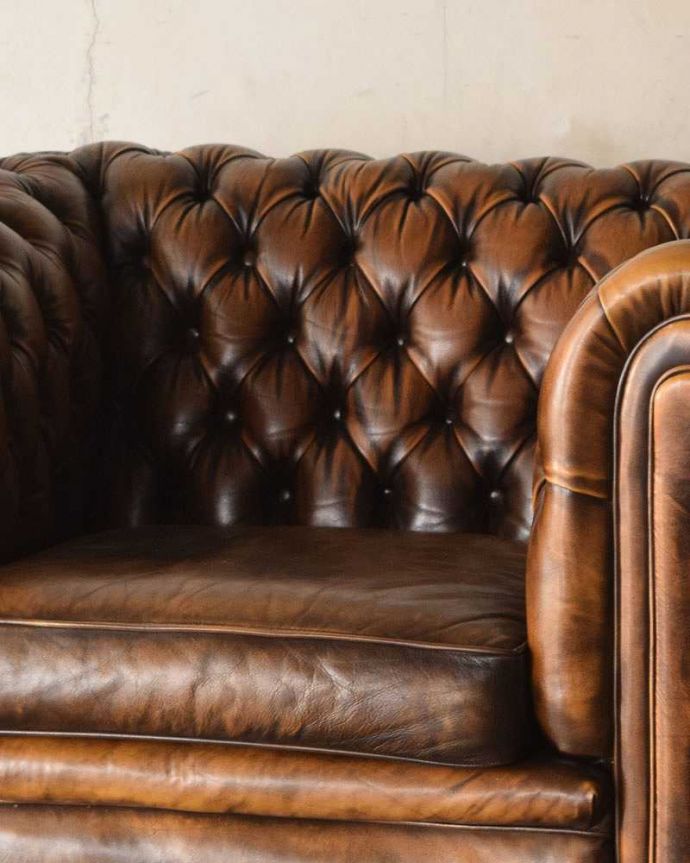 チェスターフィールド アンティーク チェア ひとり掛けのオシャレなソファ、アンティークのイギリス家具(チェスターフィールド)。パンと張った革が美しい。(k-1332-c)
