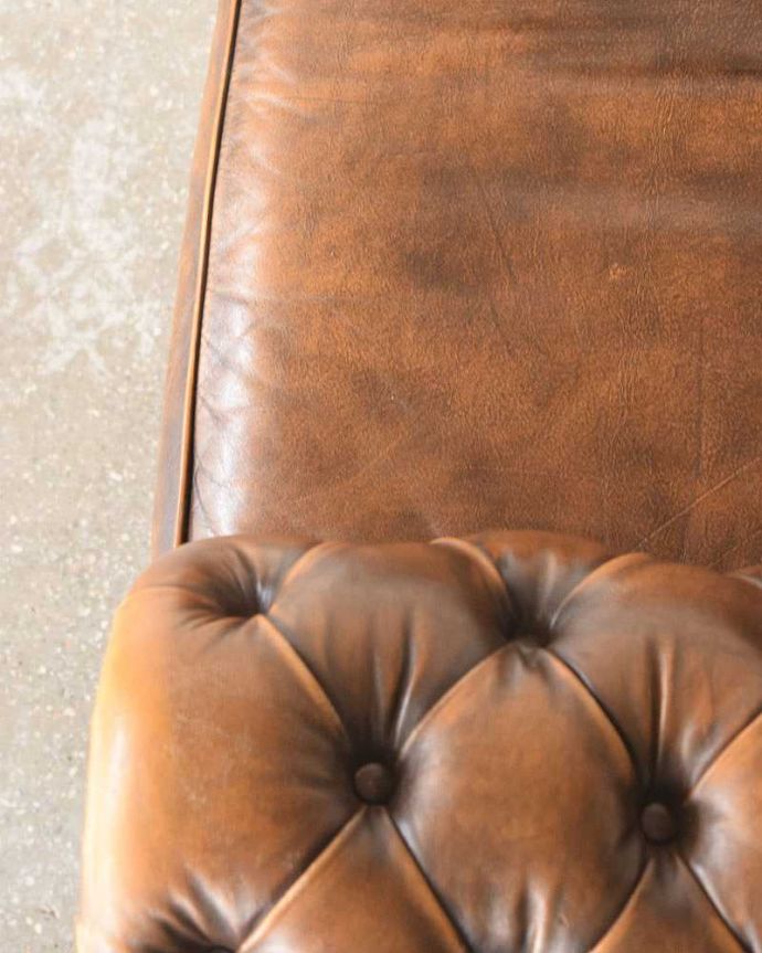 チェスターフィールド アンティーク チェア ひとり掛けのオシャレなソファ、アンティークのイギリス家具(チェスターフィールド)。高級感溢れるデザインです。(k-1332-c)