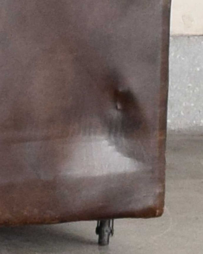 チェスターフィールド アンティーク チェア ひとり掛けのオシャレなソファ、アンティークのイギリス家具(チェスターフィールド)。きちんと調整したので、新しいものと比べるとスムーズではありませんが、ちゃんと動きます。(k-1332-c)