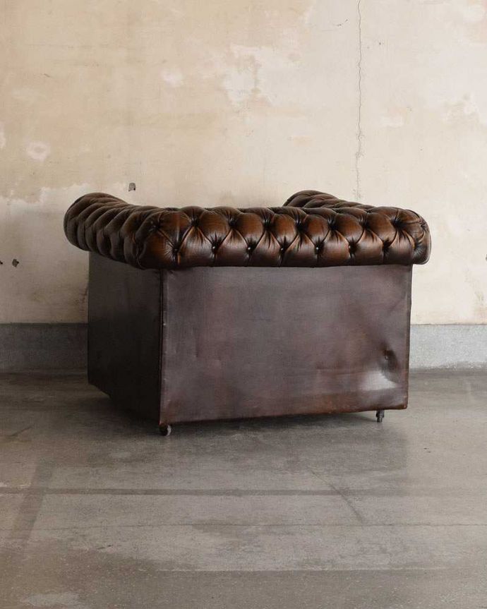 チェスターフィールド アンティーク チェア ひとり掛けのオシャレなソファ、アンティークのイギリス家具(チェスターフィールド)。アンティークは新品ではないので、もちろん経年変化によるキズはありますが、専門の職人が目立たないようキレイにお直しをしているので、後姿までキレイです。(k-1332-c)