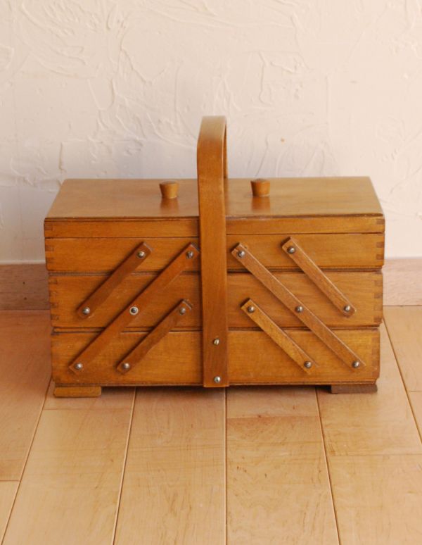 ソーイングボックス アンティーク家具 3段タイプでたっぷり収納、あめ色のイギリスのアンティークソーイングボックス 。きちんと修復してお届けしますので、閉じているときもキレイに収まっています。(k-1332-f)