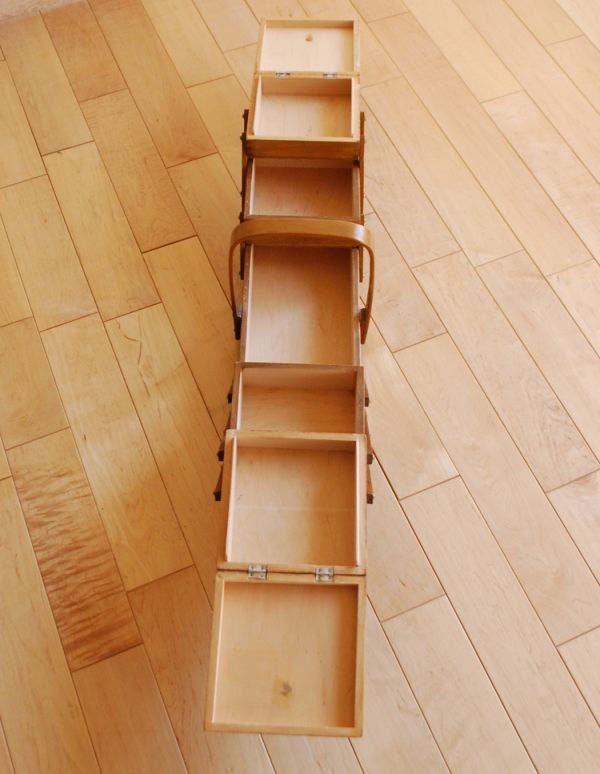 ソーイングボックス アンティーク家具 3段タイプでたっぷり収納、あめ色のイギリスのアンティークソーイングボックス 。3段に分けて収納できます。(k-1332-f)