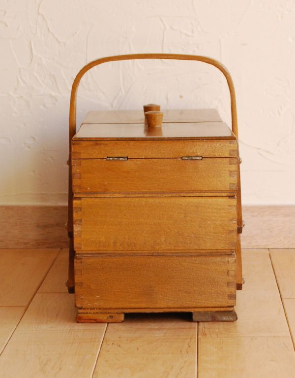 ソーイングボックス アンティーク家具 3段タイプでたっぷり収納、あめ色のイギリスのアンティークソーイングボックス 。きちんとメンテナンスしてあるのでキレイです。(k-1332-f)