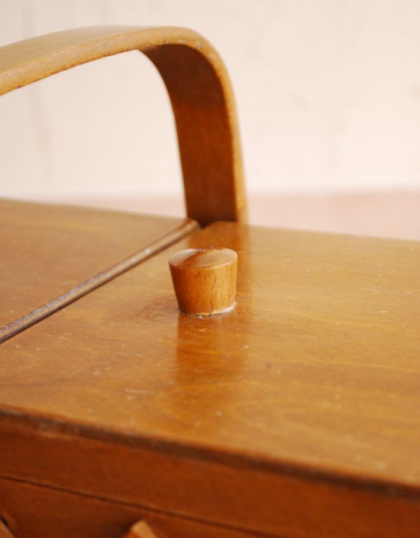 ソーイングボックス アンティーク家具 3段タイプでたっぷり収納、あめ色のイギリスのアンティークソーイングボックス 。つまみやすい取っ手がちょこんと付いています。(k-1332-f)