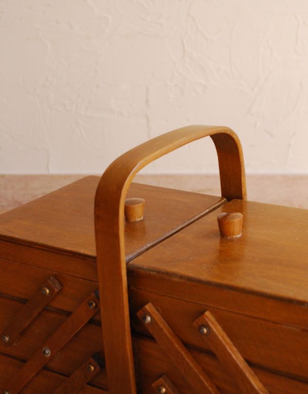 ソーイングボックス アンティーク家具 3段タイプでたっぷり収納、あめ色のイギリスのアンティークソーイングボックス 。しっかりした持ち手で持ち運びも安心です。(k-1332-f)