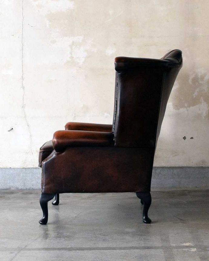 ビンテージのカッコイイ革張りソファ、ゆったり座る事ができるウイング