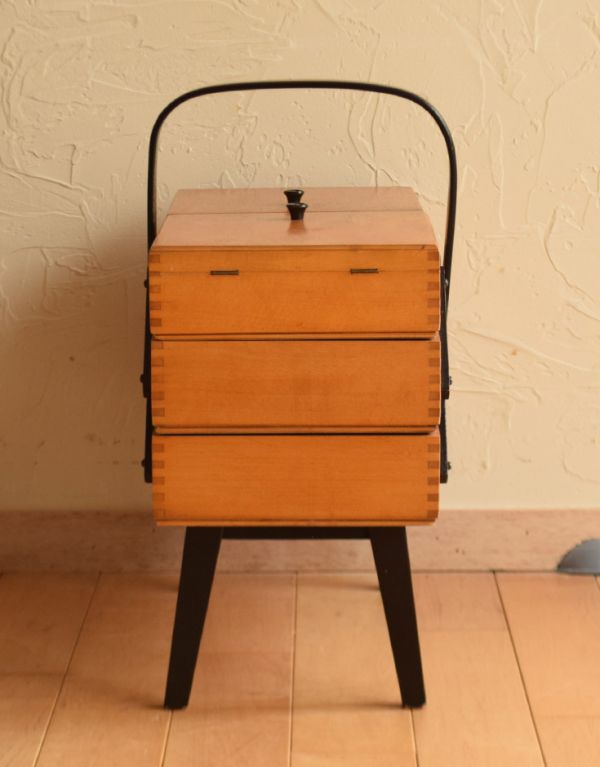 ソーイングボックス　アンティーク家具　飾りながら使えるコンパクトな収納家具、アンティークのソーイングボックス 。横から見るとこんな感じ。(k-1333-f)