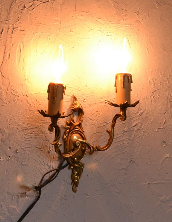 壁付けブラケット 照明・ライティング フランスのアンティーク壁付け照明、2灯タイプのウォールランプ。壁を照らすとロマンチックな空間の完成です。(k-1333-z)