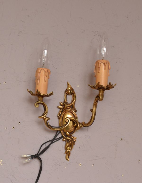 壁付けブラケット 照明・ライティング フランスのアンティーク壁付け照明、2灯タイプのウォールランプ。寝室や階段、玄関などにピッタリの壁付けブラケット。(k-1333-z)