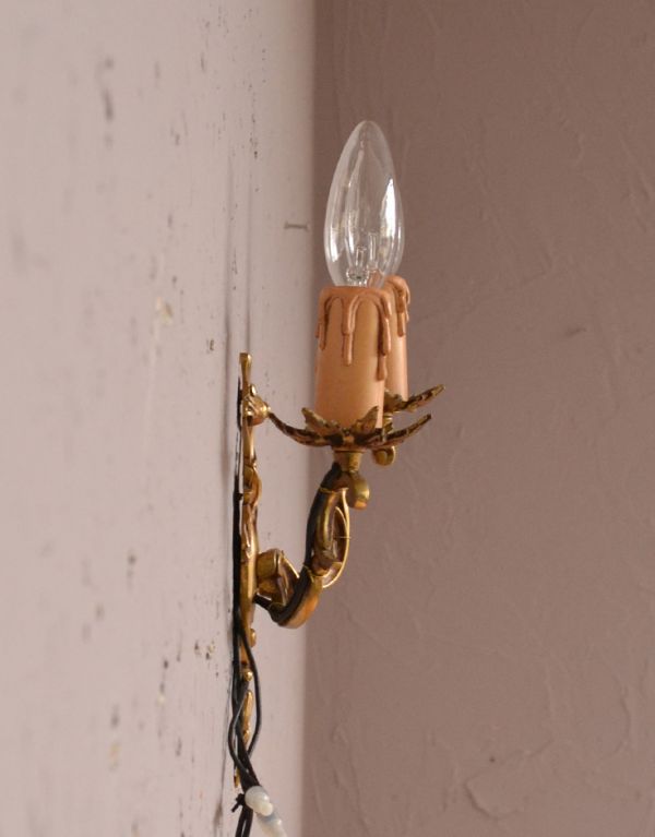 壁付けブラケット 照明・ライティング フランスのアンティーク壁付け照明、2灯タイプのウォールランプ。壁のお洒落を楽しむのにはピッタリな存在感です。(k-1333-z)
