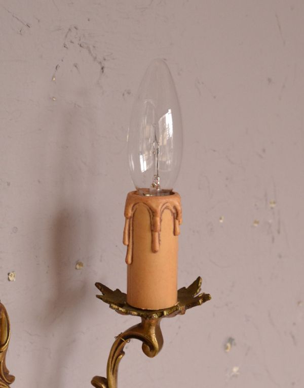 壁付けブラケット 照明・ライティング フランスのアンティーク壁付け照明、2灯タイプのウォールランプ。まるでロウソクが点灯しているようなデザインがお洒落です。(k-1333-z)