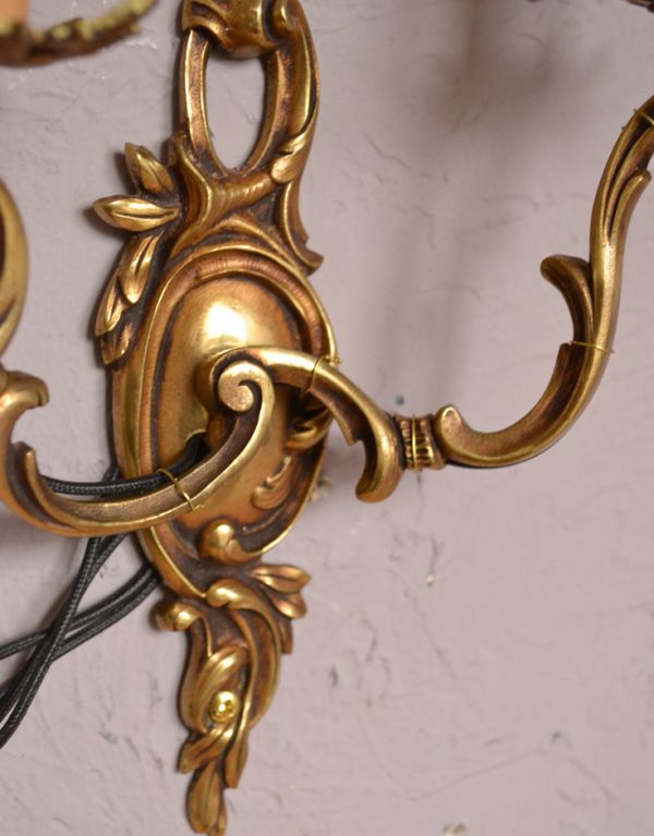 壁付けブラケット 照明・ライティング フランスのアンティーク壁付け照明、2灯タイプのウォールランプ。植物のモチーフが美しいデザインです。(k-1333-z)