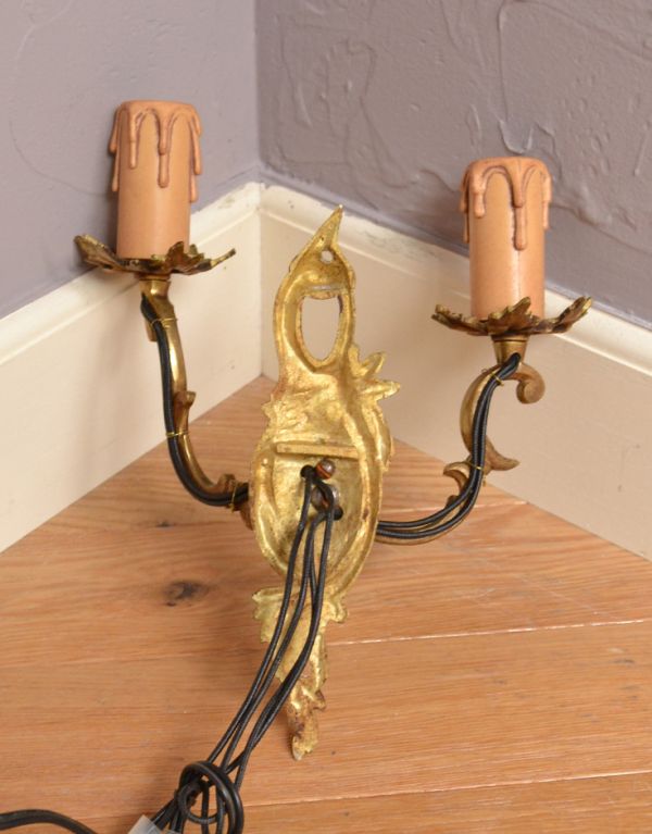 壁付けブラケット 照明・ライティング フランスのアンティーク壁付け照明、2灯タイプのウォールランプ。壁の中に配線をする場合は、電気屋さんによる取り付け工事が必要です。(k-1333-z)