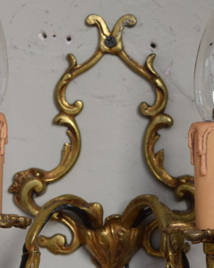 壁付けブラケット　照明・ライティング　ヨーロッパから届いたアンティーク壁付けブラケット（２灯）（Ｅ17シャンデリア球付）。曲線が優雅なデザインは、流石フランス！美しさにうっとりしてしまいます。(k-1334-z)