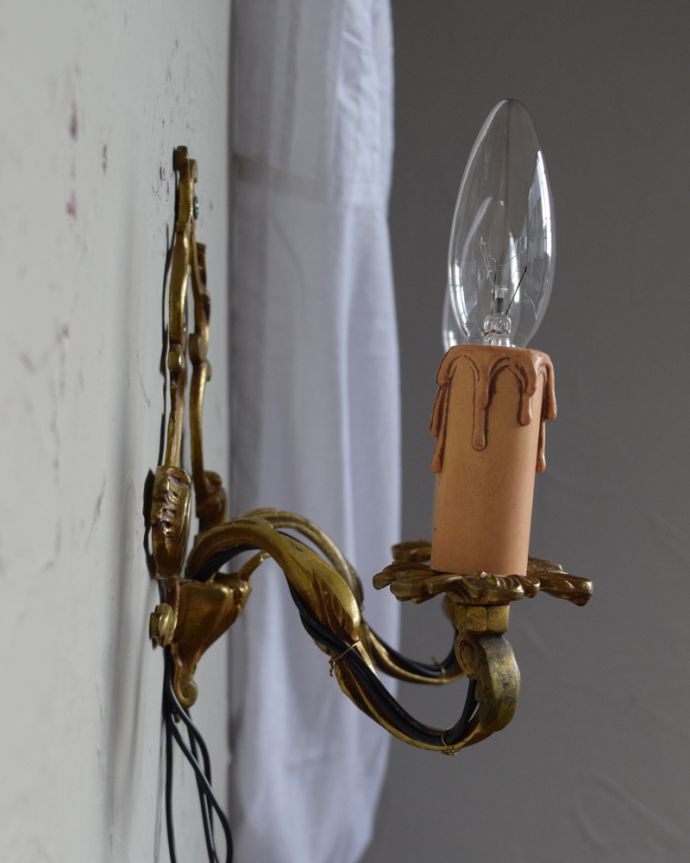 壁付けブラケット　照明・ライティング　ヨーロッパから届いたアンティーク壁付けブラケット（２灯）（Ｅ17シャンデリア球付）。壁のお洒落を楽しむのにはピッタリな存在感です。(k-1334-z)