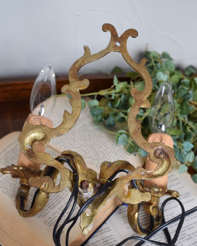 壁付けブラケット　照明・ライティング　ヨーロッパから届いたアンティーク壁付けブラケット（２灯）（Ｅ17シャンデリア球付）。ビス用の穴は上下２箇所あります。(k-1334-z)