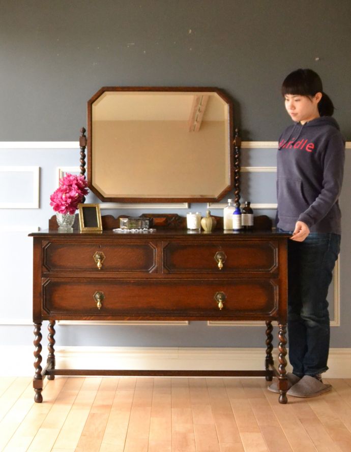 アンティークのドレッサー　アンティーク家具　イギリスのアンティーク家具、ドレッシングチェスト（鏡台）。落ち着きと品のあるデザイン。(k-1335-f)