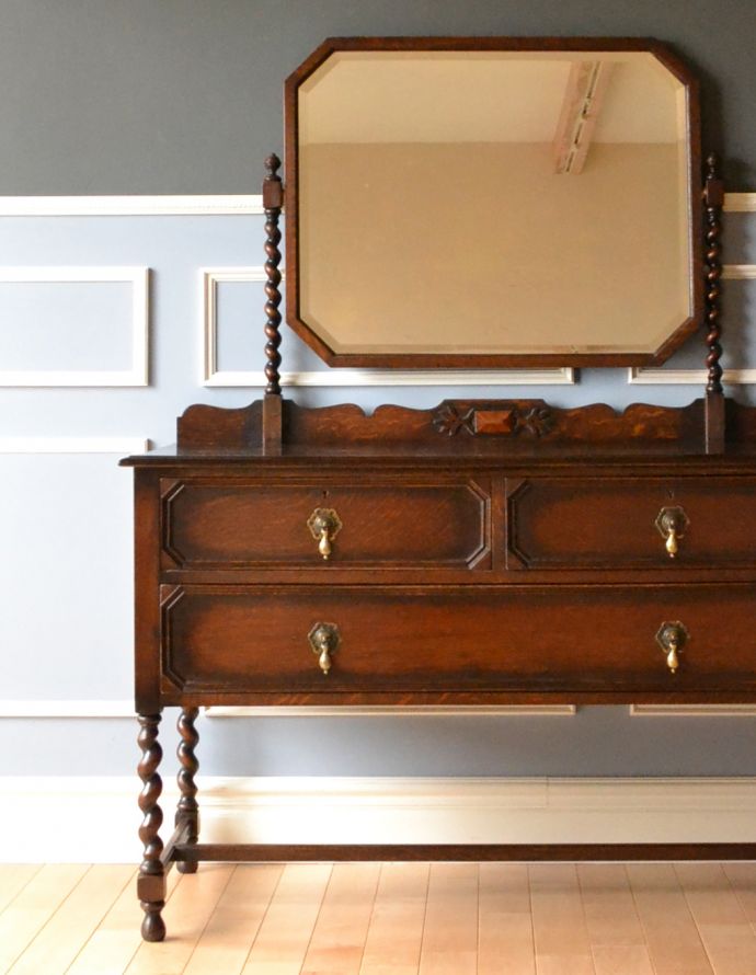 アンティークのドレッサー　アンティーク家具　イギリスのアンティーク家具、ドレッシングチェスト（鏡台）。大きな引き出しがあるので、しっかり収納。(k-1335-f)