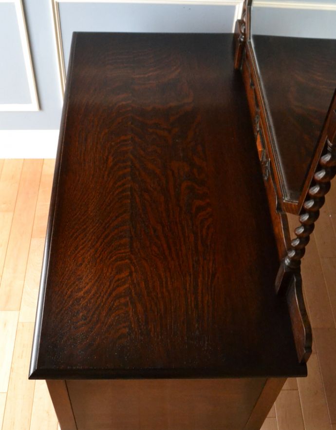 アンティークのドレッサー　アンティーク家具　イギリスのアンティーク家具、ドレッシングチェスト（鏡台）。天板はピカピカです。(k-1335-f)