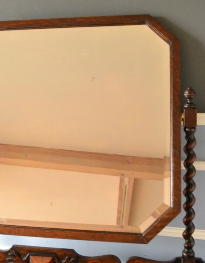 アンティークのドレッサー　アンティーク家具　イギリスのアンティーク家具、ドレッシングチェスト（鏡台）。アンティークのミラーには美しいカッティングが入っているので高級感があります。(k-1335-f)