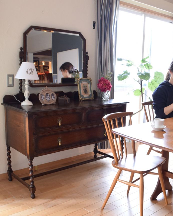 アンティークのドレッサー　アンティーク家具　イギリスのアンティーク家具、ドレッシングチェスト（鏡台）。お部屋に「魅せ場」を作ってくれるドレッシングチェスト大きな鏡は、身だしなみを整える以外にもお部屋を広く見せてくれる効果があるんです。(k-1335-f)