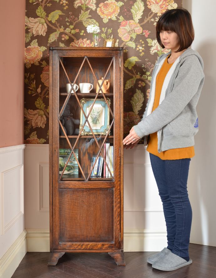 アンティークのキャビネット　アンティーク家具　スマートなシルエットのアンティーク家具、英国のブックケース（本棚）。本棚としてはもちろん、グラスや食器を並べて飾り棚としても素敵ですよ。(k-1336-f)