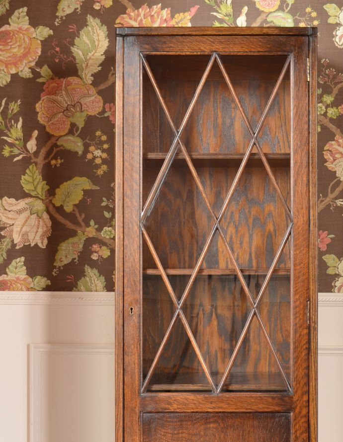 アンティークのキャビネット　アンティーク家具　スマートなシルエットのアンティーク家具、英国のブックケース（本棚）。ショーケースのように、お気に入りの雑貨や食器を並べてみましょう。(k-1336-f)
