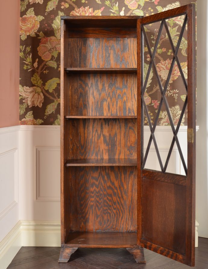 アンティークのキャビネット　アンティーク家具　スマートなシルエットのアンティーク家具、英国のブックケース（本棚）。扉の奥はたっぷり収納。(k-1336-f)